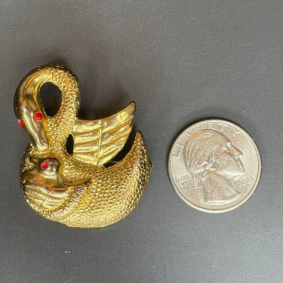 Vintage Swan Brooch Mom and Baby Swan Brooch Red Eyes Goose 1.5" - Picture 2 of 3